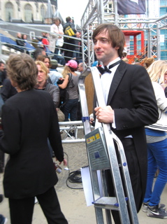 Dirigent Jules Buckley met toonladder, Amsterdam (29/05/2011)